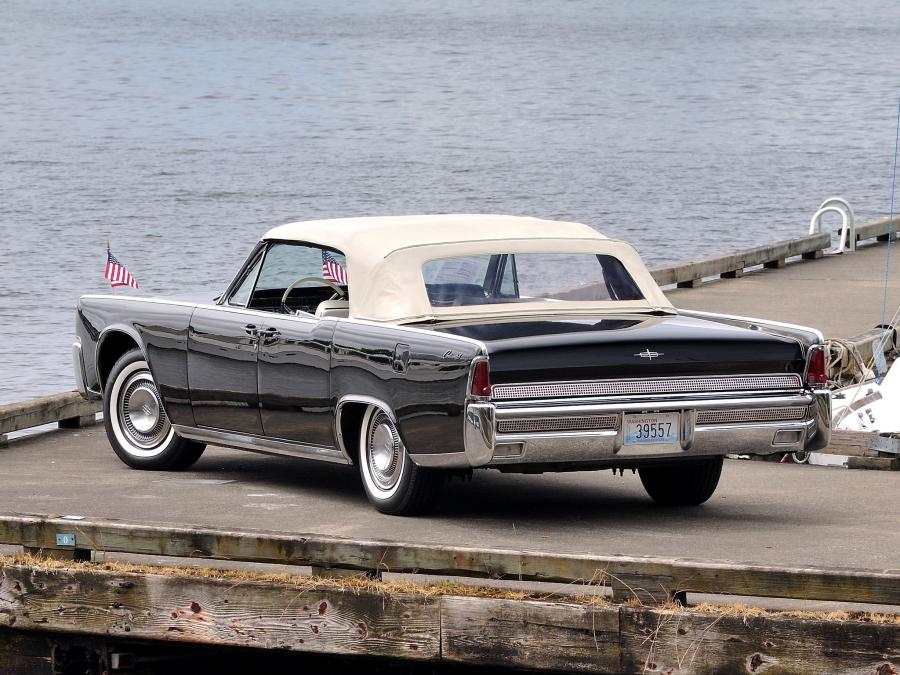  Lincoln Continental Convertible 1964 года  (фото 4 из 9)
